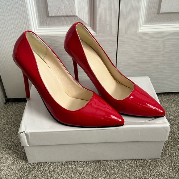 Red Point Toe Pumps - Picture 3 of 8